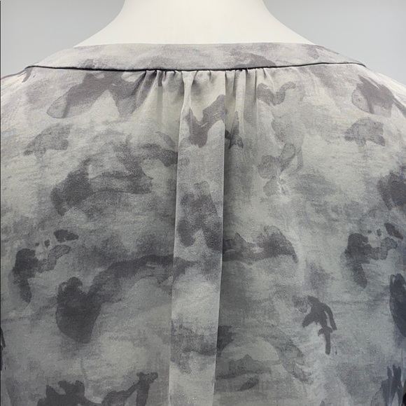 ARITZIA Babaton Button Down Blouse Size Small - Picture 6 of 11